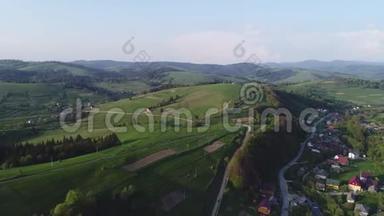 飞越山林中的山村.. 乌克兰喀尔巴阡山脉的鸟瞰图